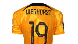 Bied op een Oranjeshirt